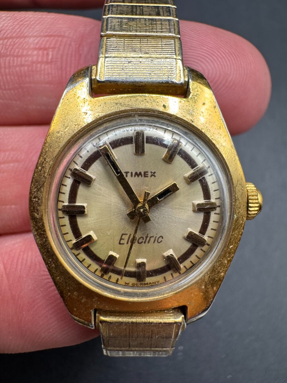 Vintage Timex Electric Gold Tone Silver Dial Analog Watch 22mm Stretch Band